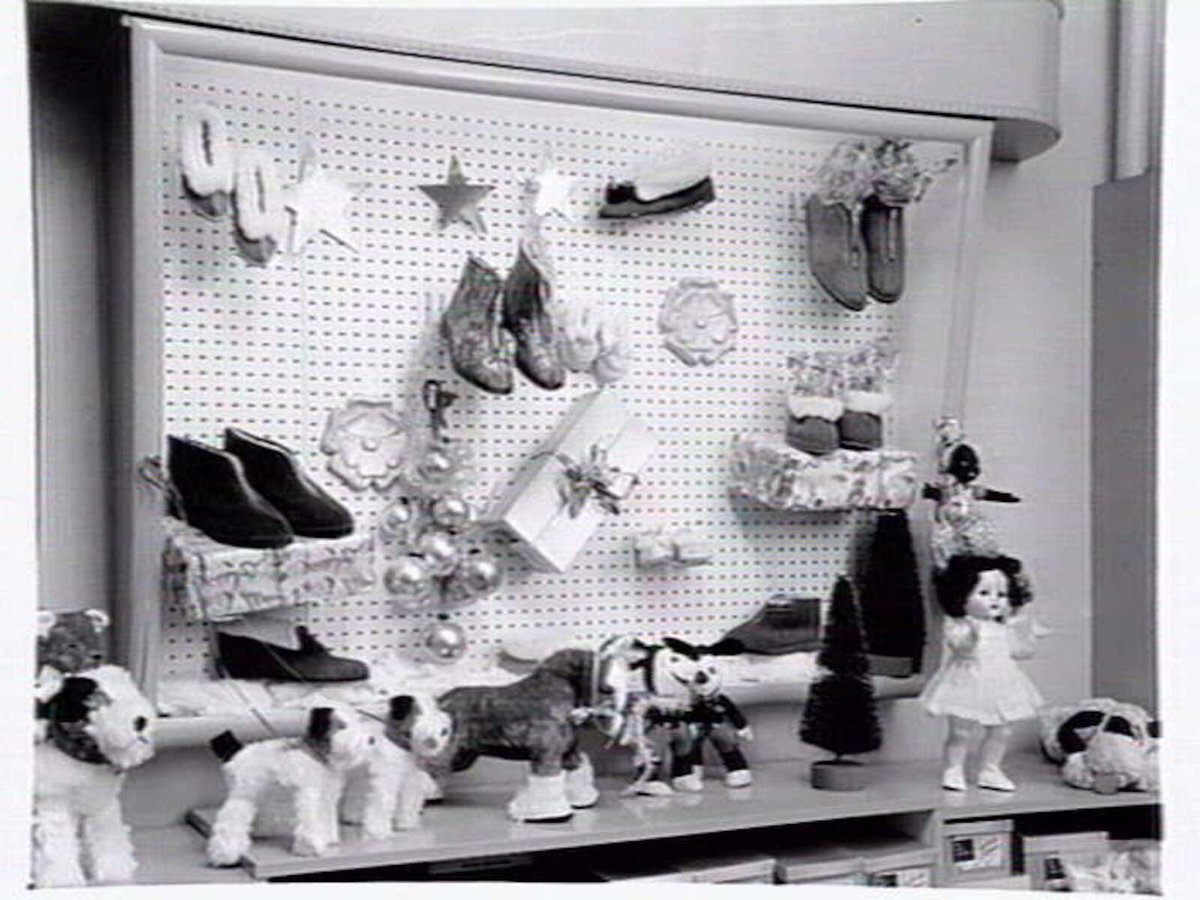 Real Home Comforts, 268 Collins St., window display, Melbourne City (1954)