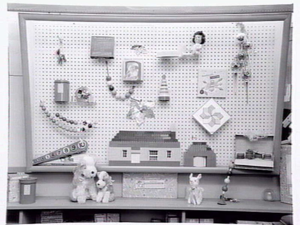 Real Home Comforts, 268 Collins St., window display, Melbourne City (1954)