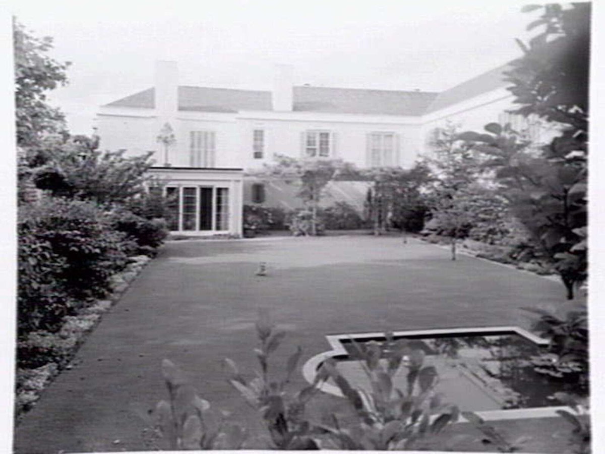 Residence of Dr. & Mrs. Dermer, 546 Toorak Rd., Toorak (1948)
