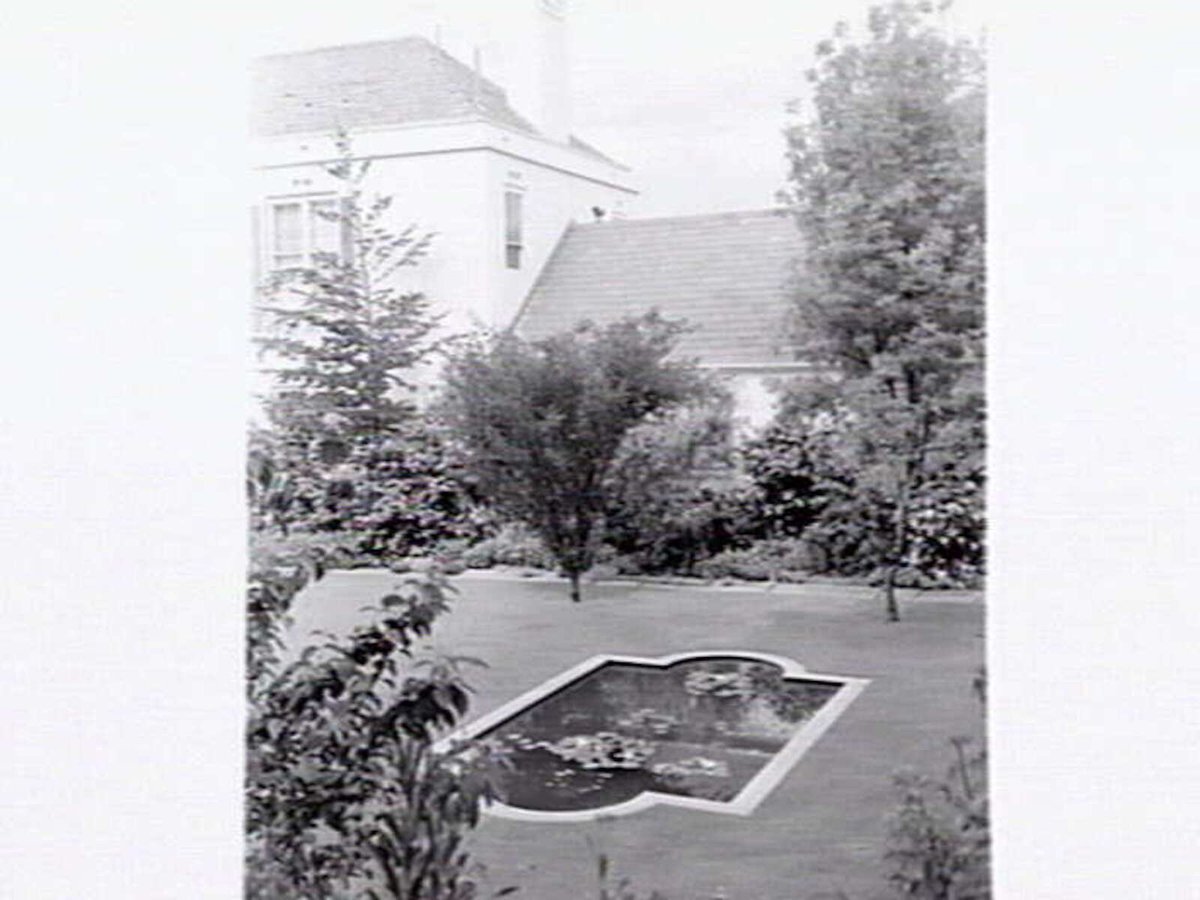 Residence of Dr. & Mrs. Dermer, 546 Toorak Rd., Toorak (1948)