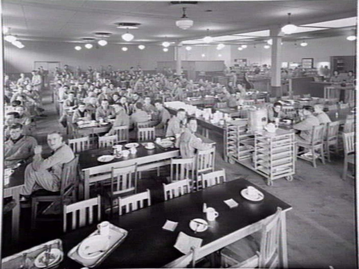 ANSETT ESSENDON involved in aircraft manufacture for war effort (c. 1943)