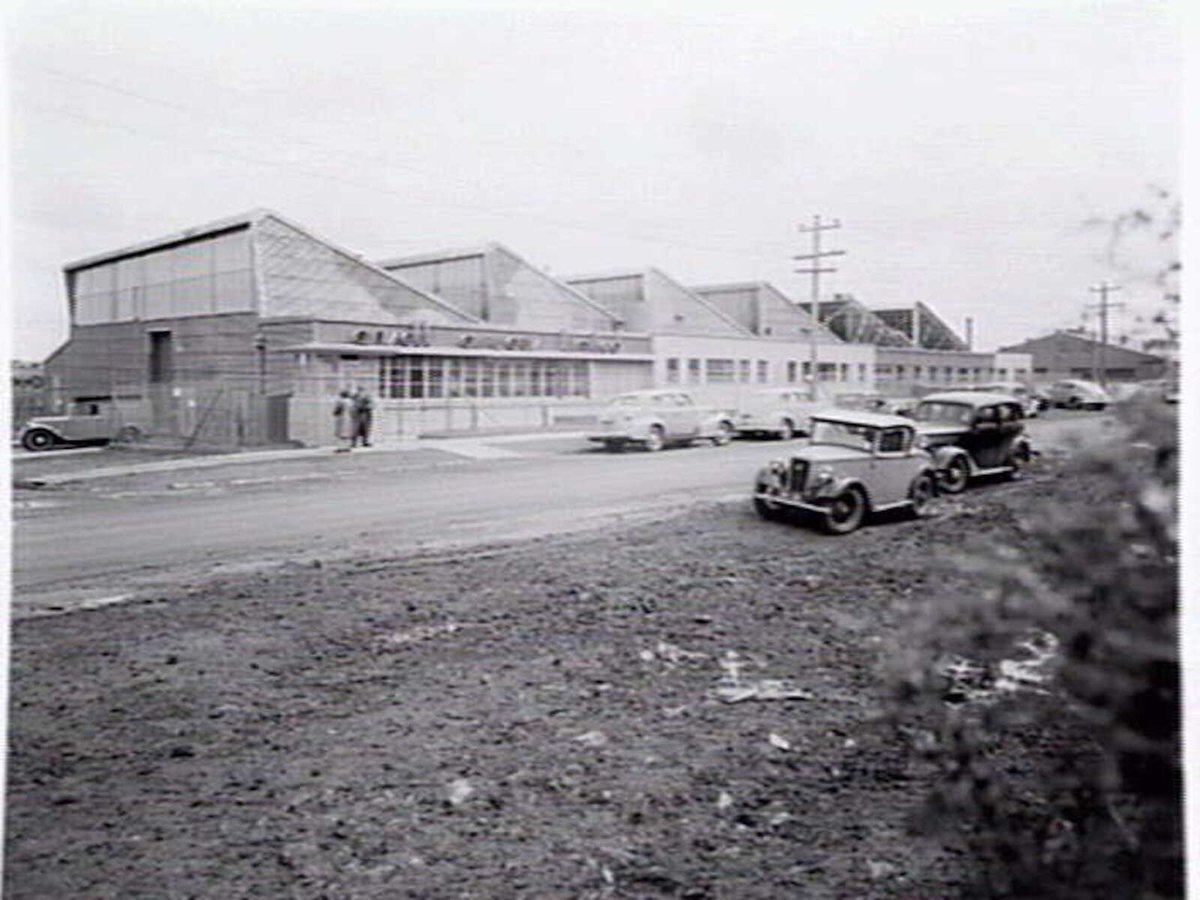 ANSETT ESSENDON involved in aircraft manufacture for war effort (c. 1943)