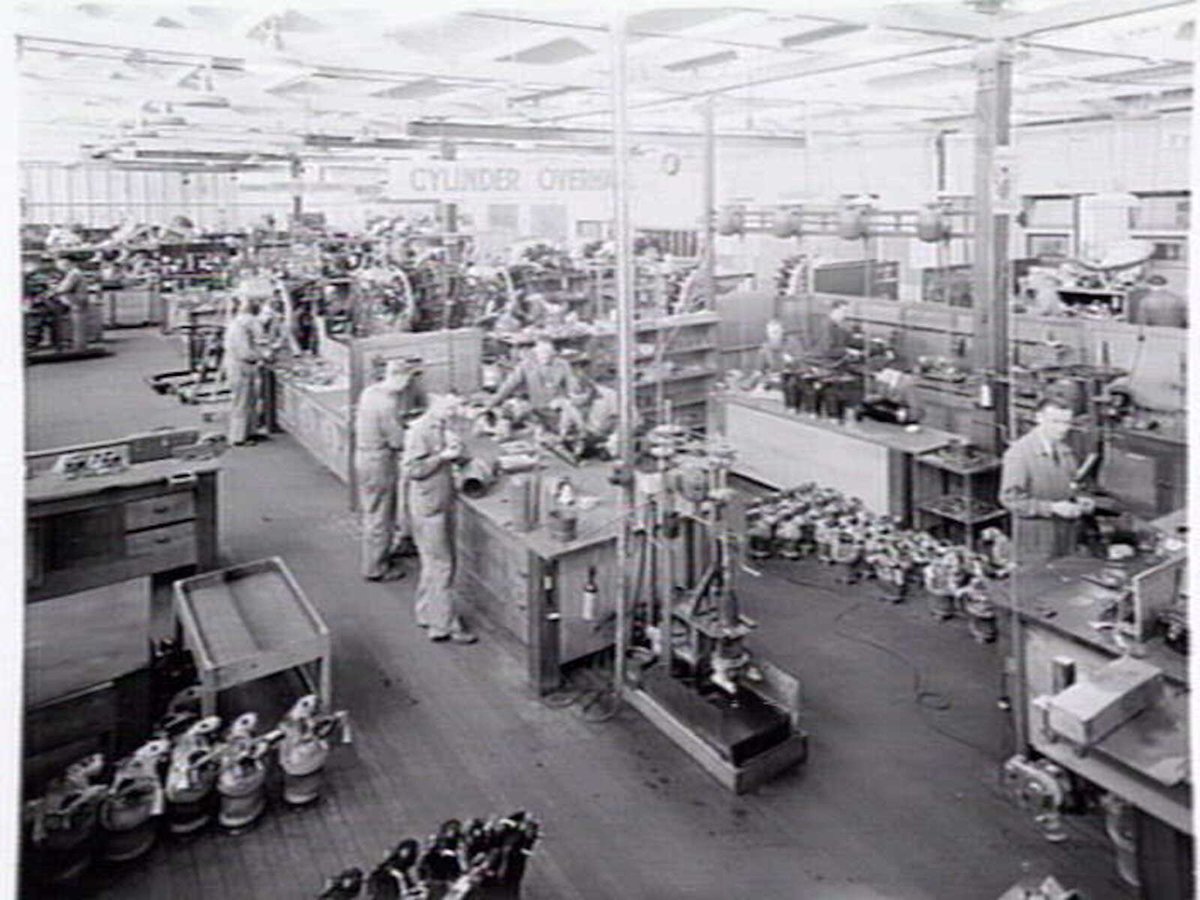 ANSETT ESSENDON involved in aircraft manufacture for war effort (c. 1943)