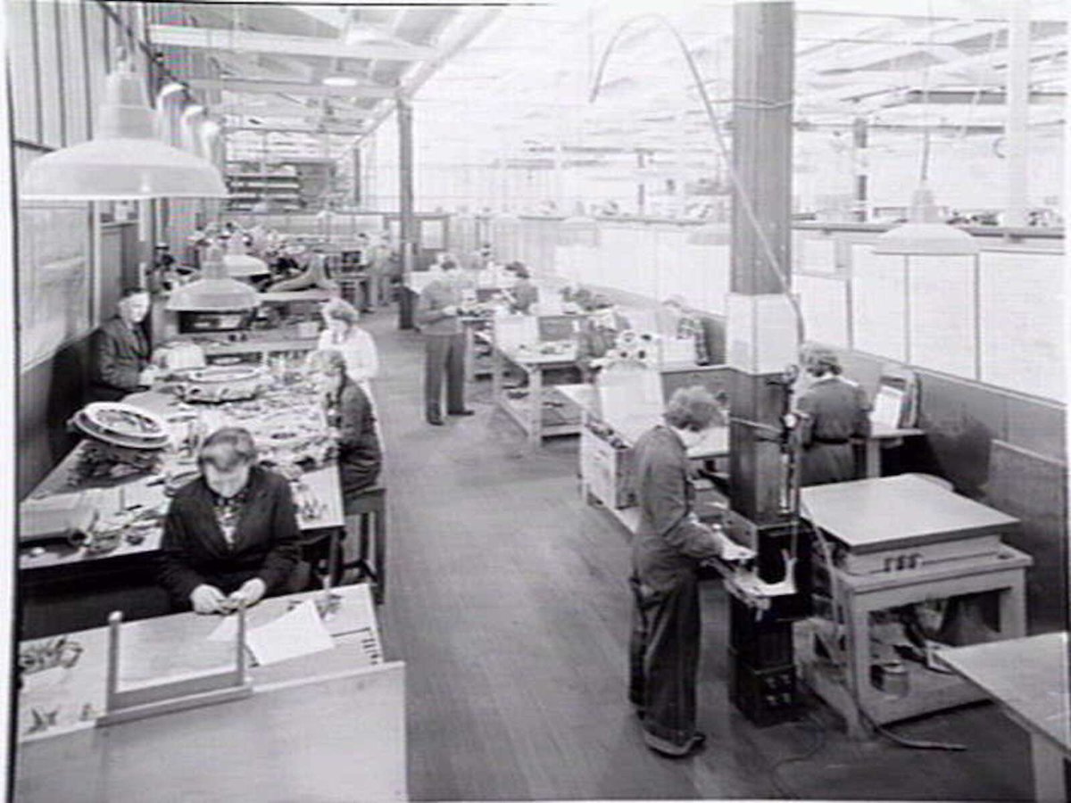 ANSETT ESSENDON involved in aircraft manufacture for war effort (1943?)