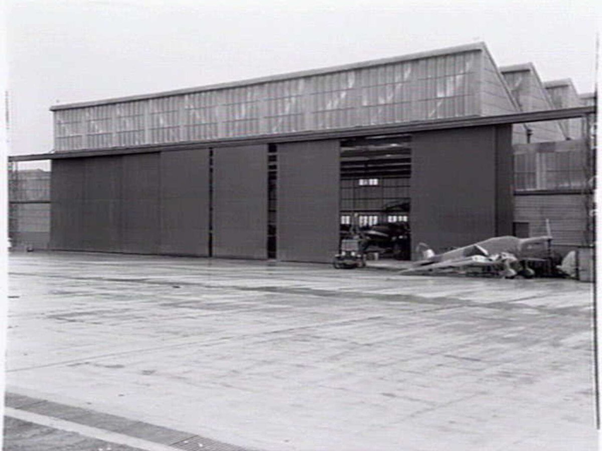 ANSETT ESSENDON involved in aircraft manufacture for war effort (1943?)