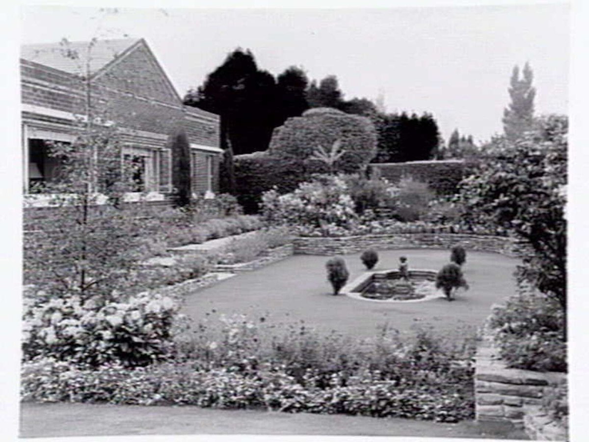 Substantial home, possibly owned by K.G. Luke, 38 Berkeley Street, Hawthorn, Vic (1941?)