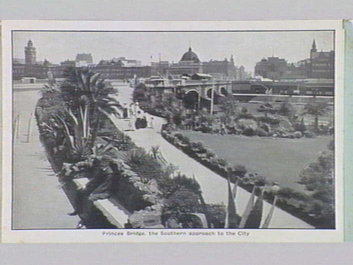 Melbourne 17 City and Country Scenes Folding Souvenir Card, Port Melbourne (c. 1920)