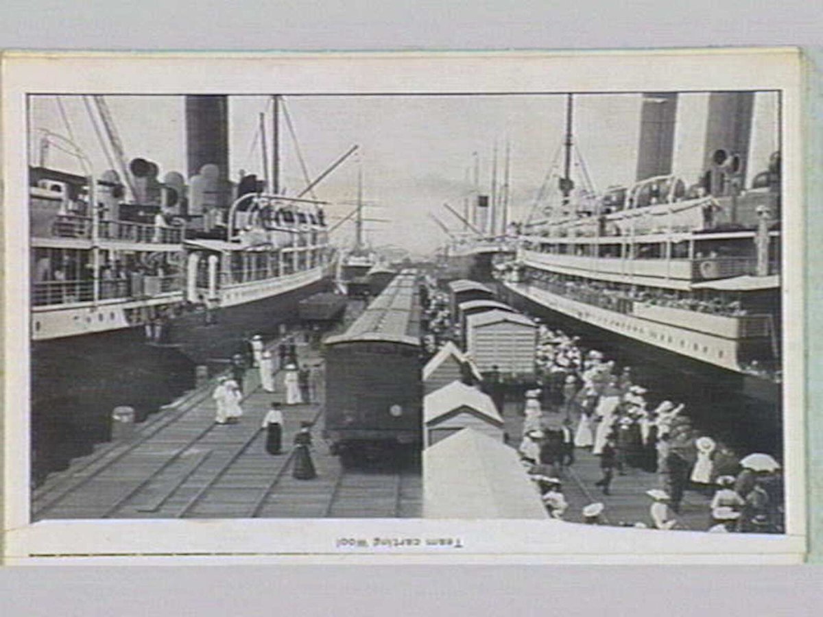 Melbourne 17 City and Country Scenes Folding Souvenir Card, Port Melbourne (c. 1920)