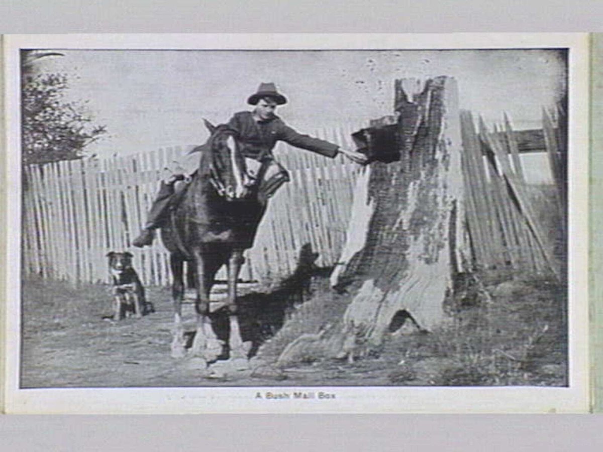 Melbourne 17 City and Country Scenes Folding Souvenir Card, Port Melbourne (c. 1920)