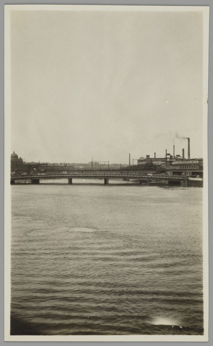 Bridge leading to Port Melbourne over the Yarra (1925–35)