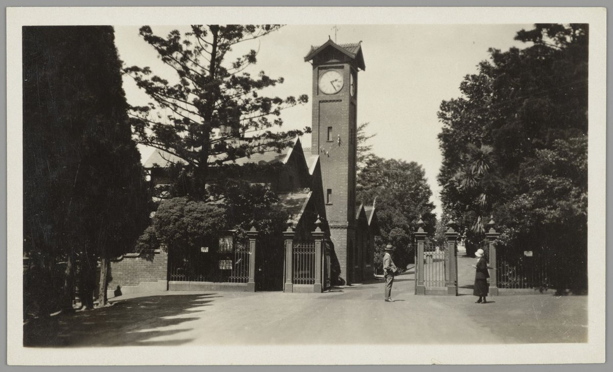 Entrance gates, Kew Cemetery (1925–35)