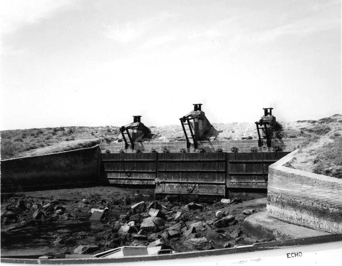 Raising the bank on the Patterson River at the Carrum outfall (1960)