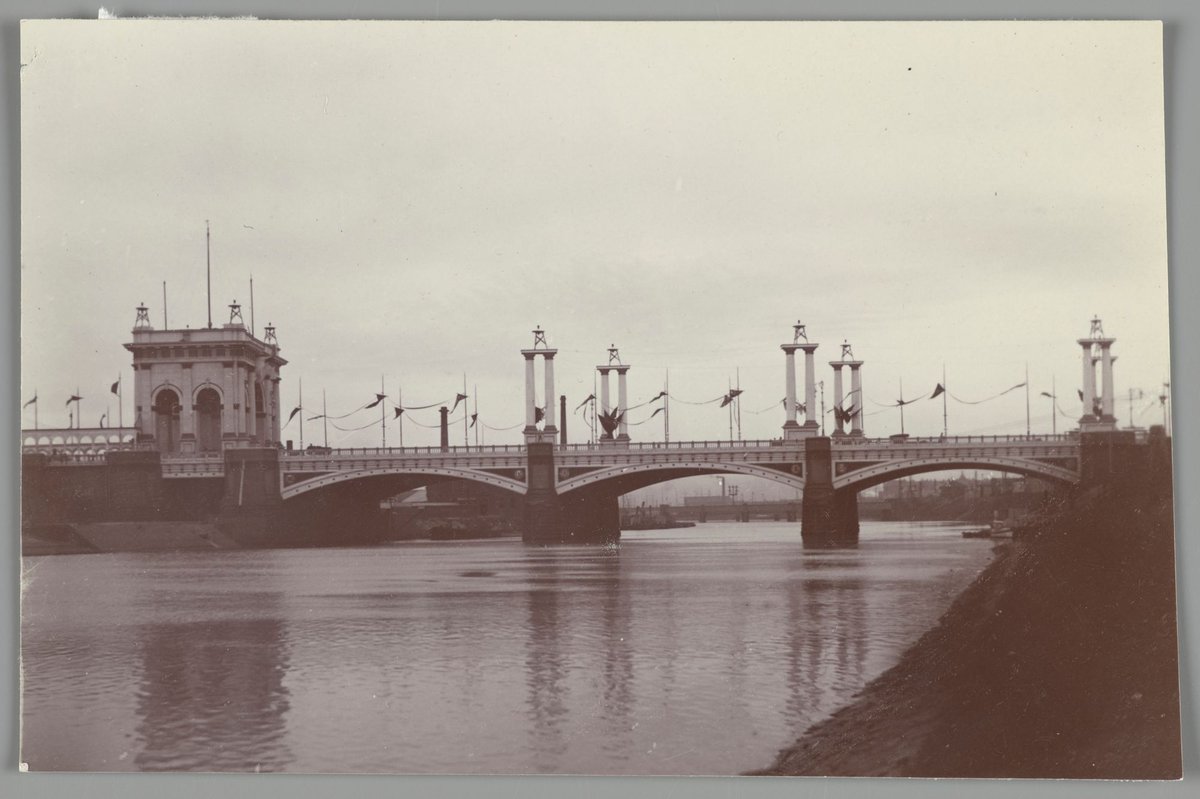 Princes Bridge, decorated in honour of the tour of the Duke and Duchess of York and Cornwall, Melbourne City (1901)