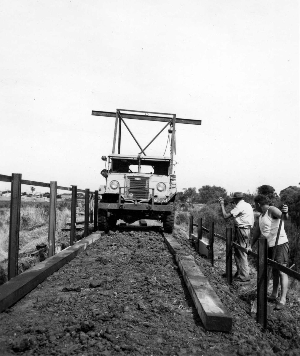 Raising the bank on the Patterson River at the Carrum outfall (1960)