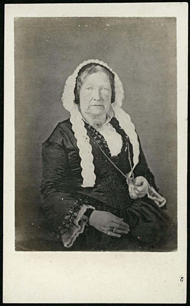Studio portraits of unidentified women in Melbourne, Victoria (1862–70)