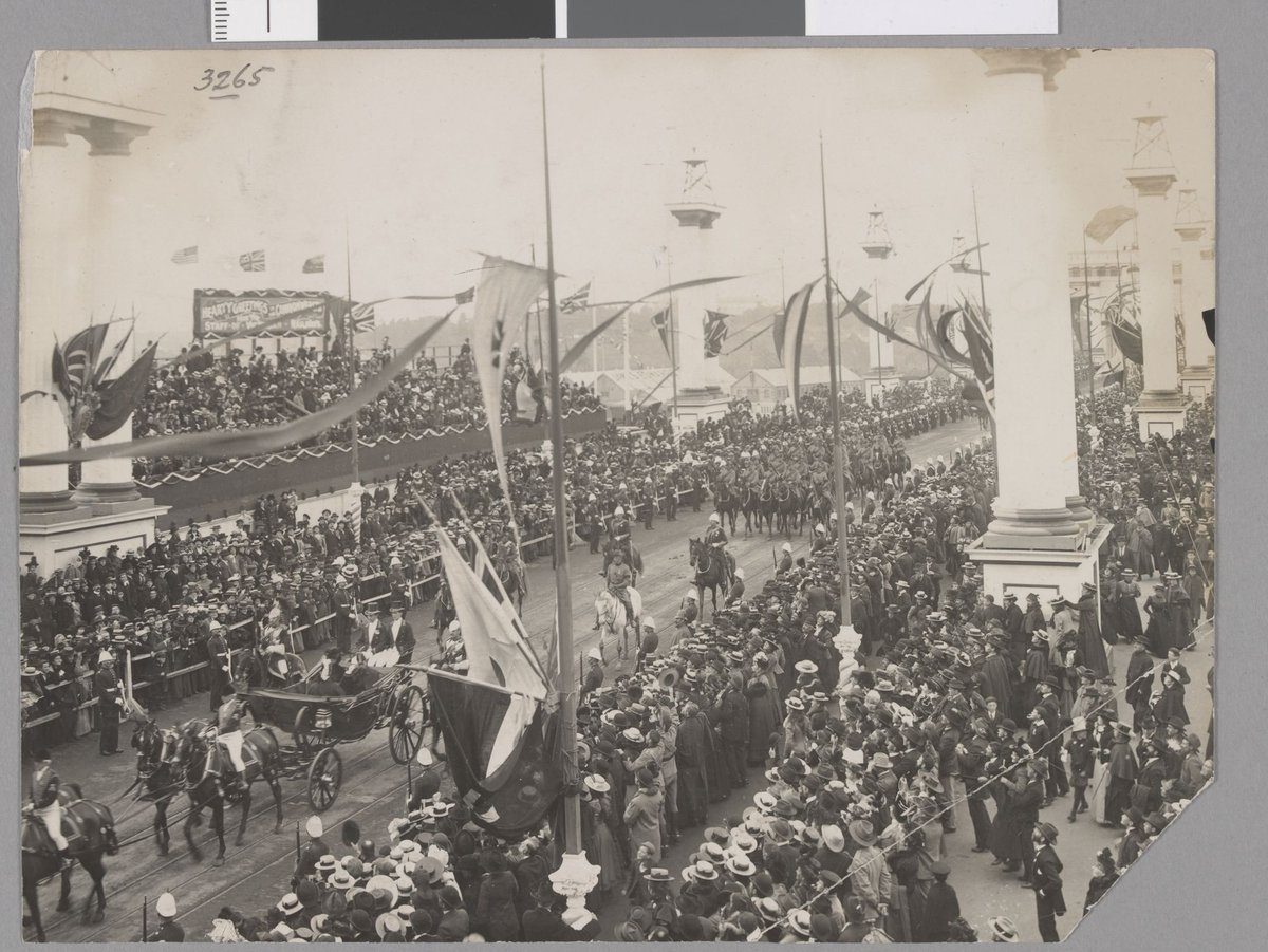 Carriages passing Railway Grandstand, Princes Bridge, Melbourne City (1901)