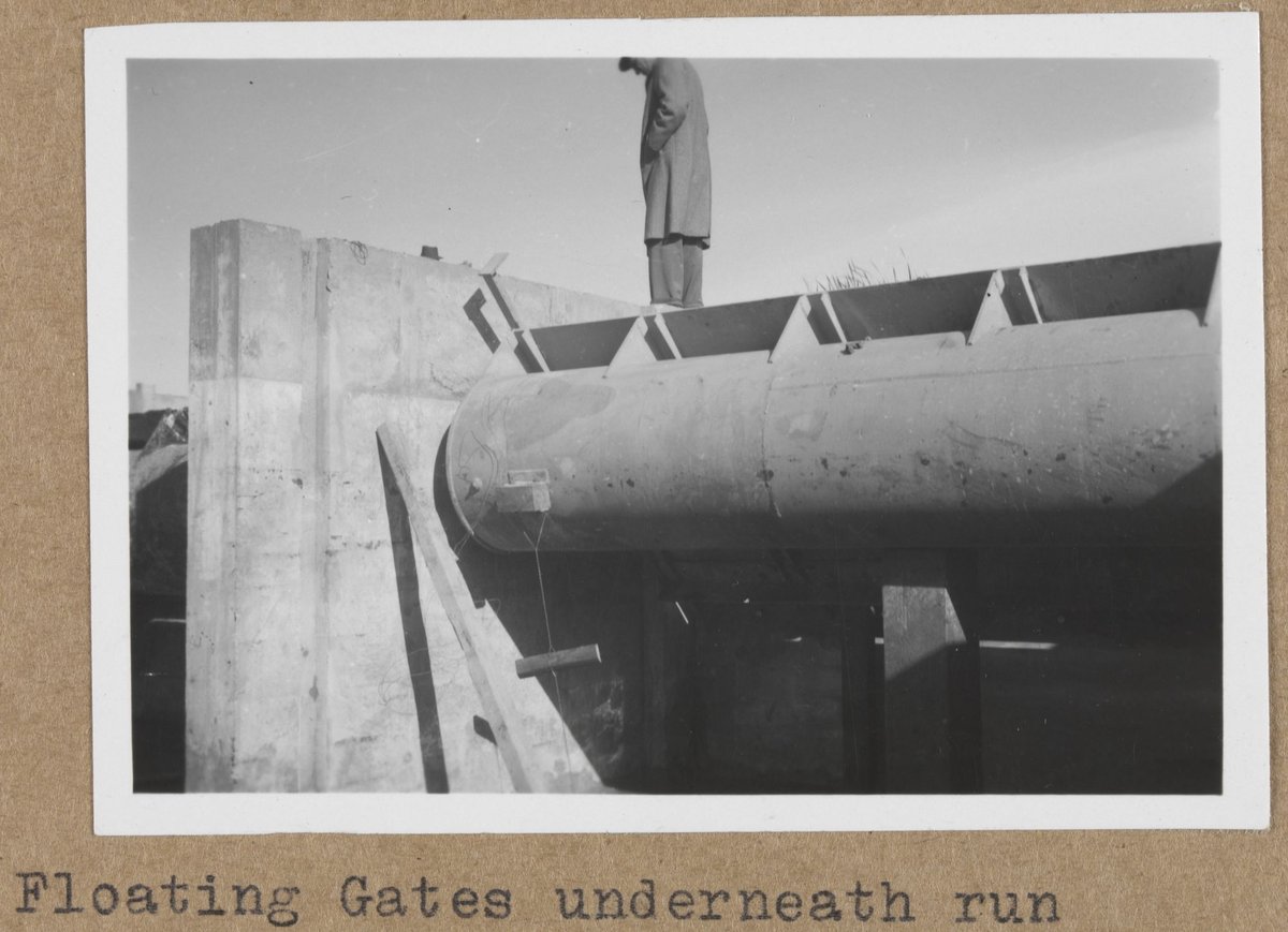 "Floating gates at Barwon River breakwater, Wadsleys drain occupation crossing, Carrum drainage district, Eildon training course" (1959?)