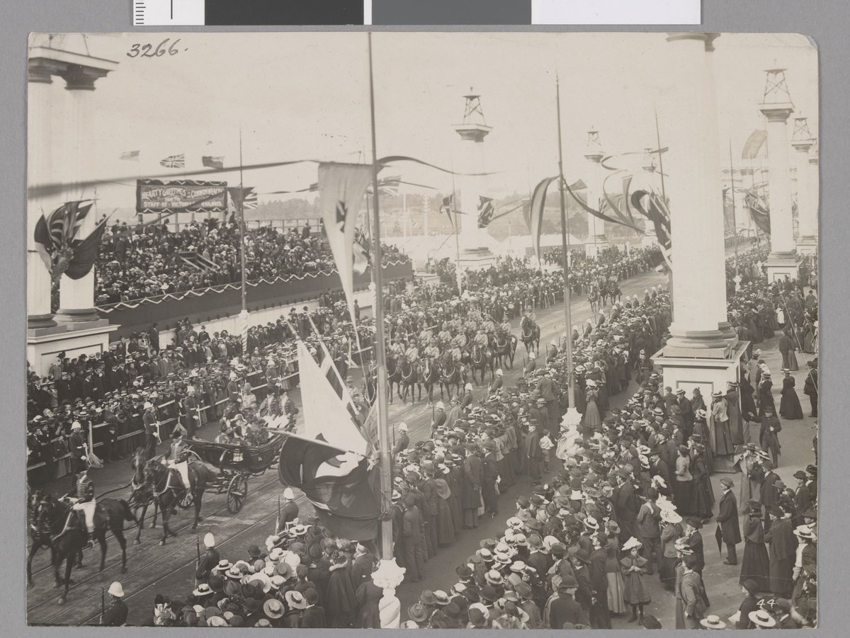 Carriages passing Railway Grandstand, Princes Bridge, Melbourne City (1901)