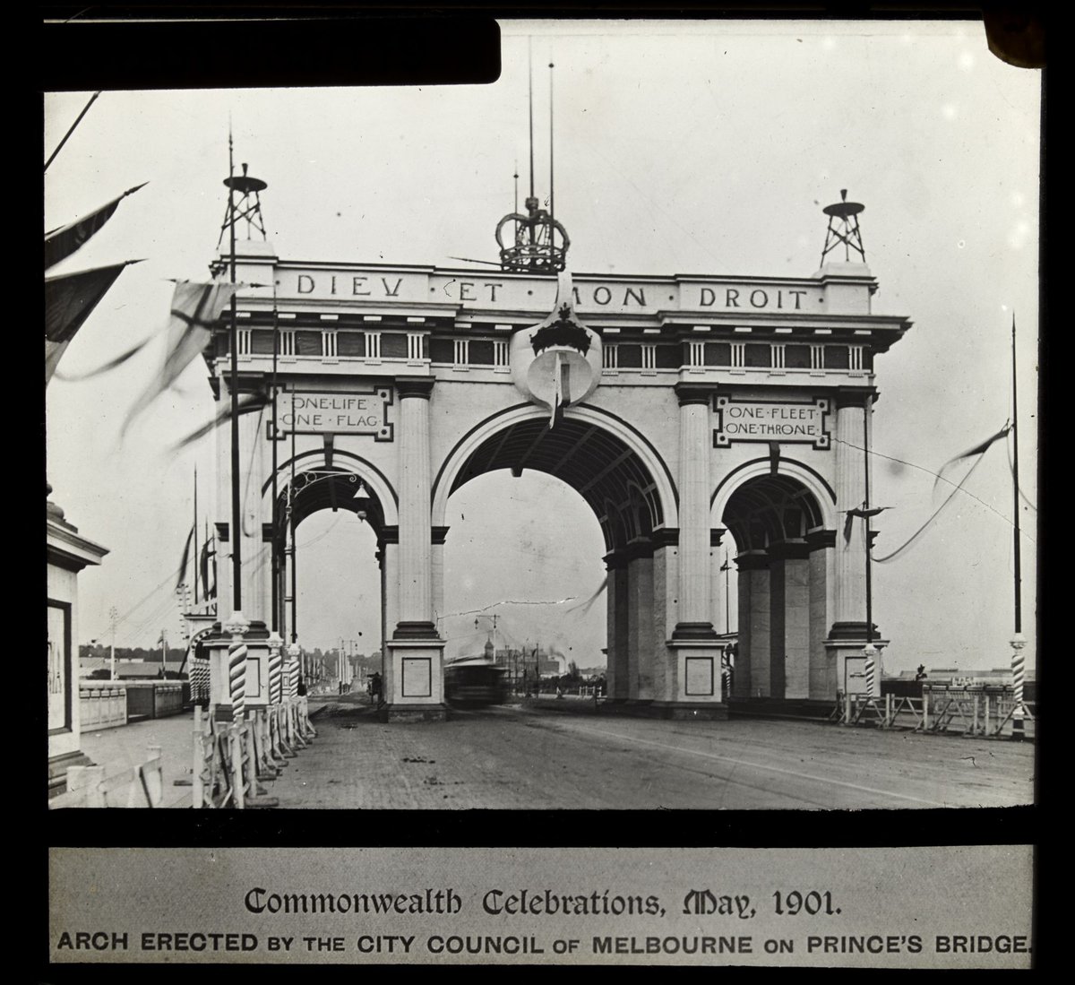 Commonwealth celebrations, May 1901 : arch erected by the City Council of Melbourne on Princes Bridge, Melbourne City