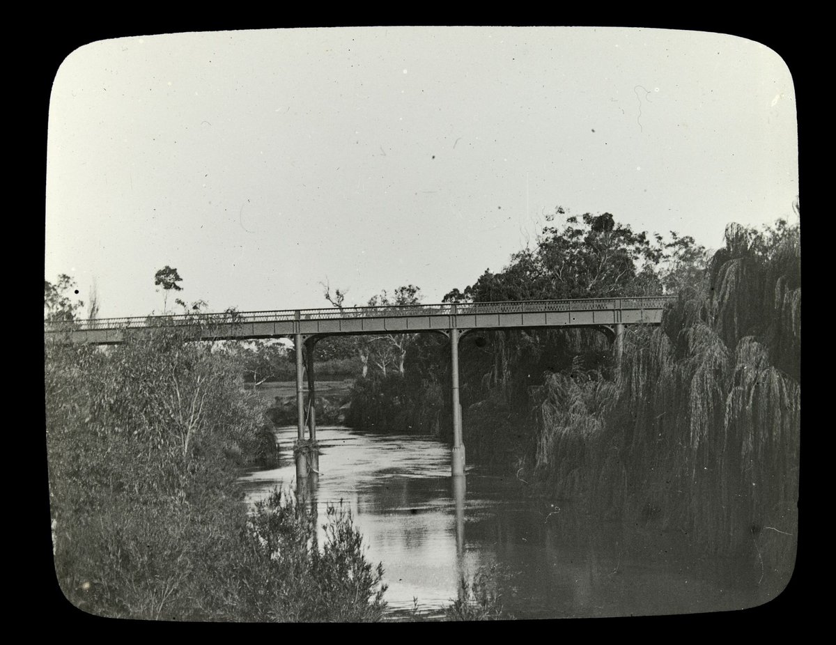 Steel bridge on the Yarra River (1909)