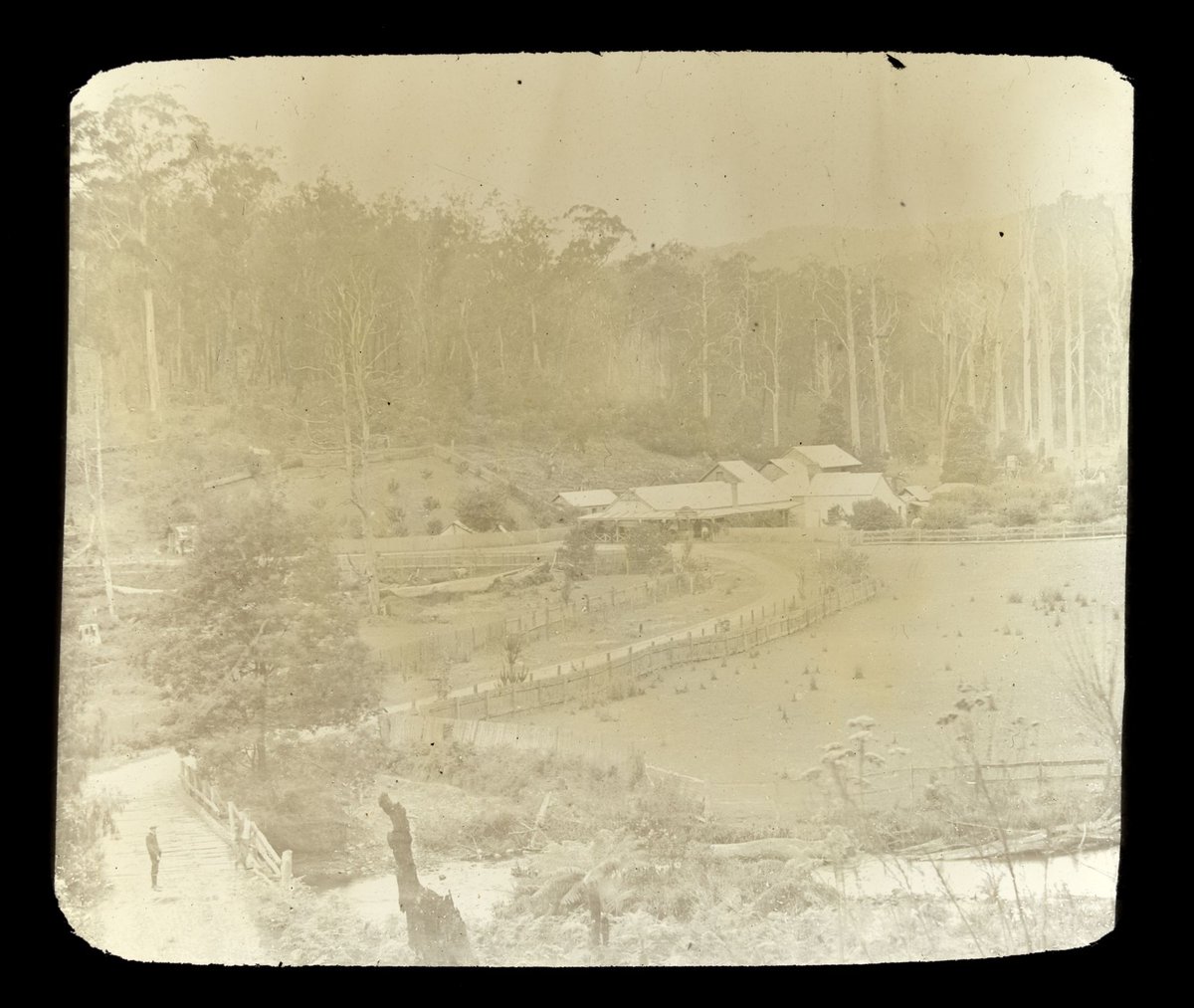 Upper Yarra Hotel, proprietor R. E. McVeigh, beside the Yarra River (1909)