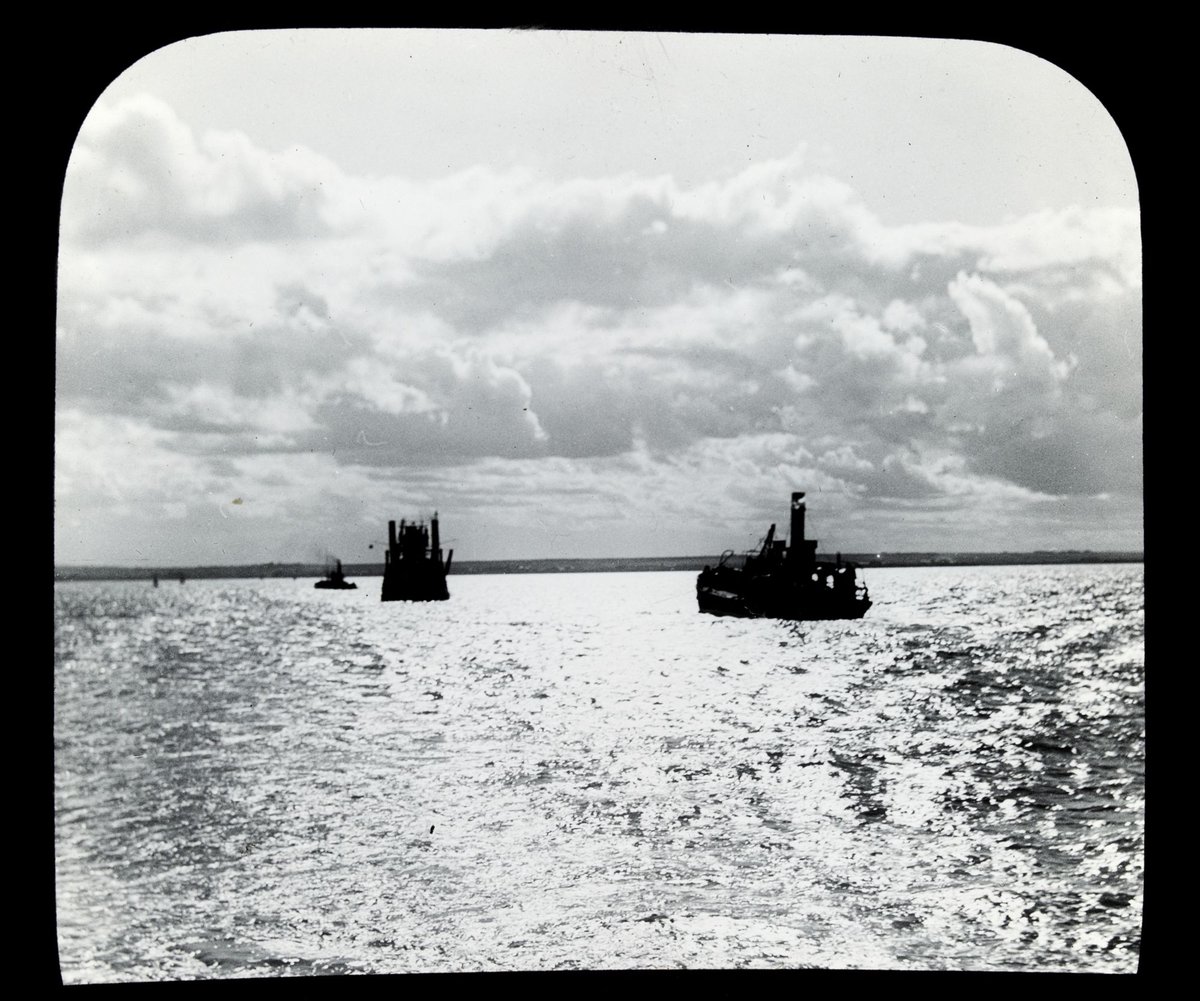 Tug and channel marker in Port Phillip Bay (1906–14)