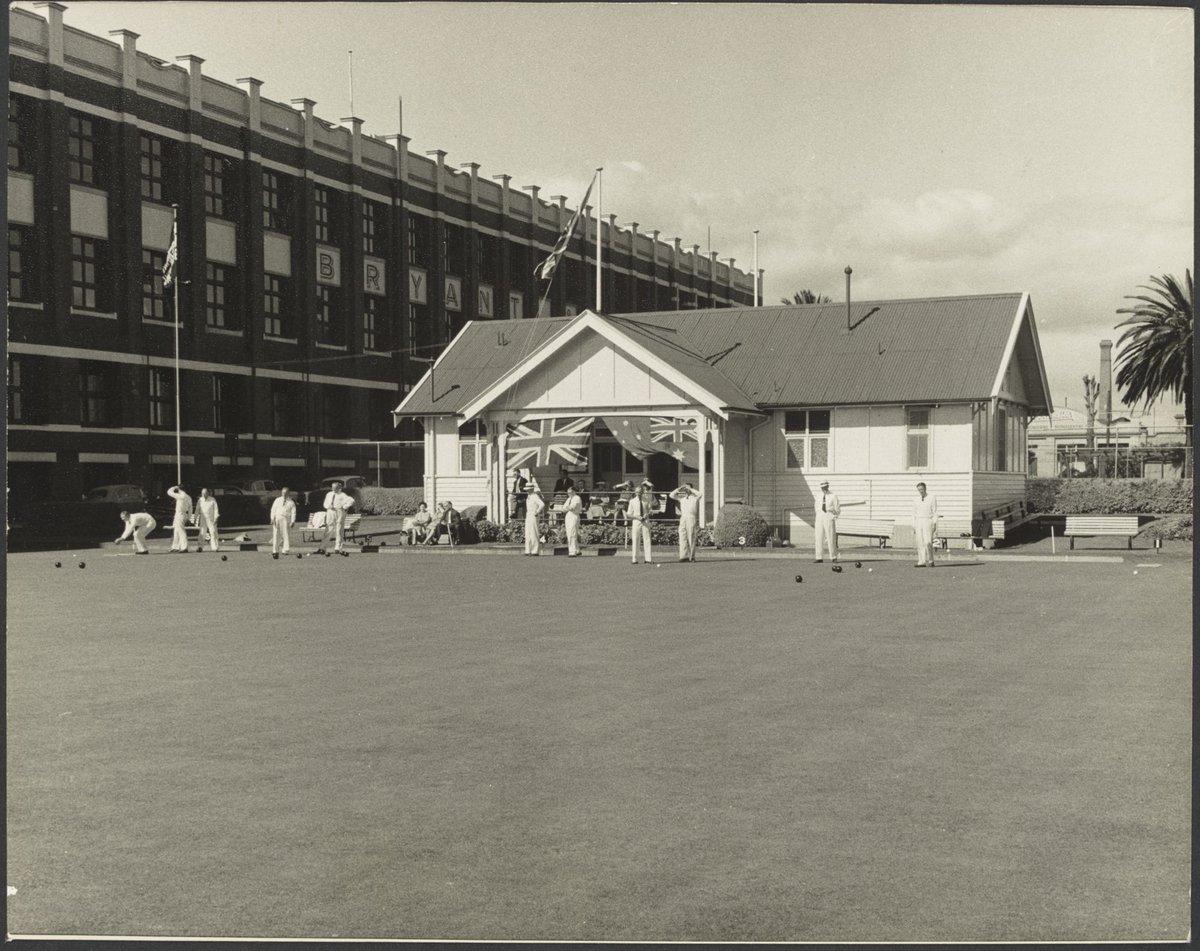 Bowling green and pavilion at Bryant & May, Richmond (1920–50)