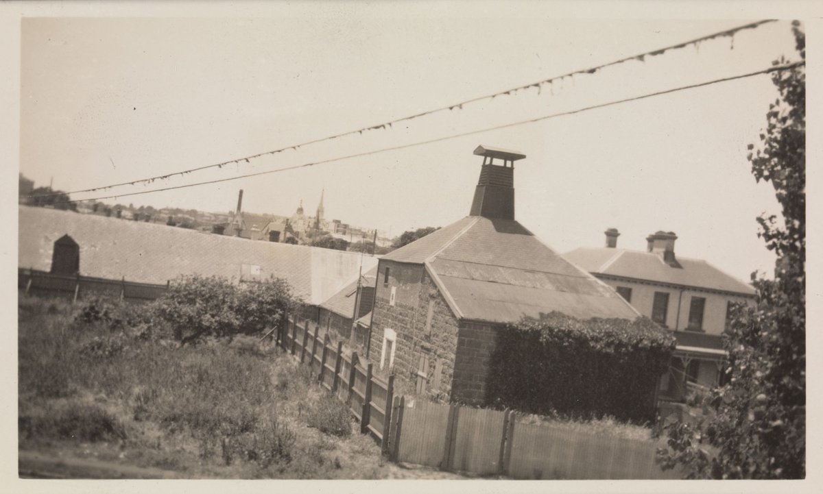 Perregalli's Malt House, river bank near Punt Road, South Richmond (1933)