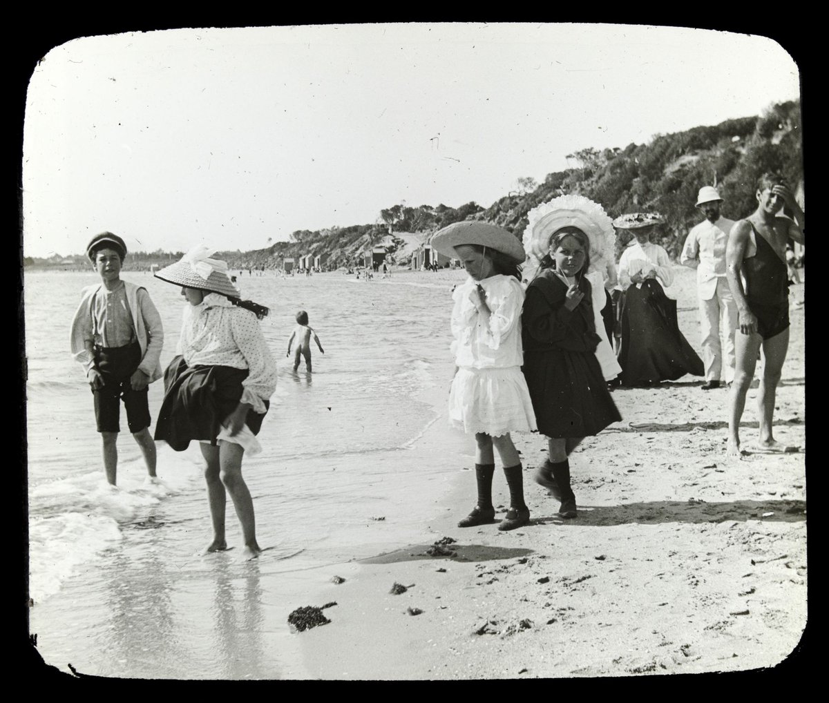 Boys and girls paddling, Beaumaris (1906–14)