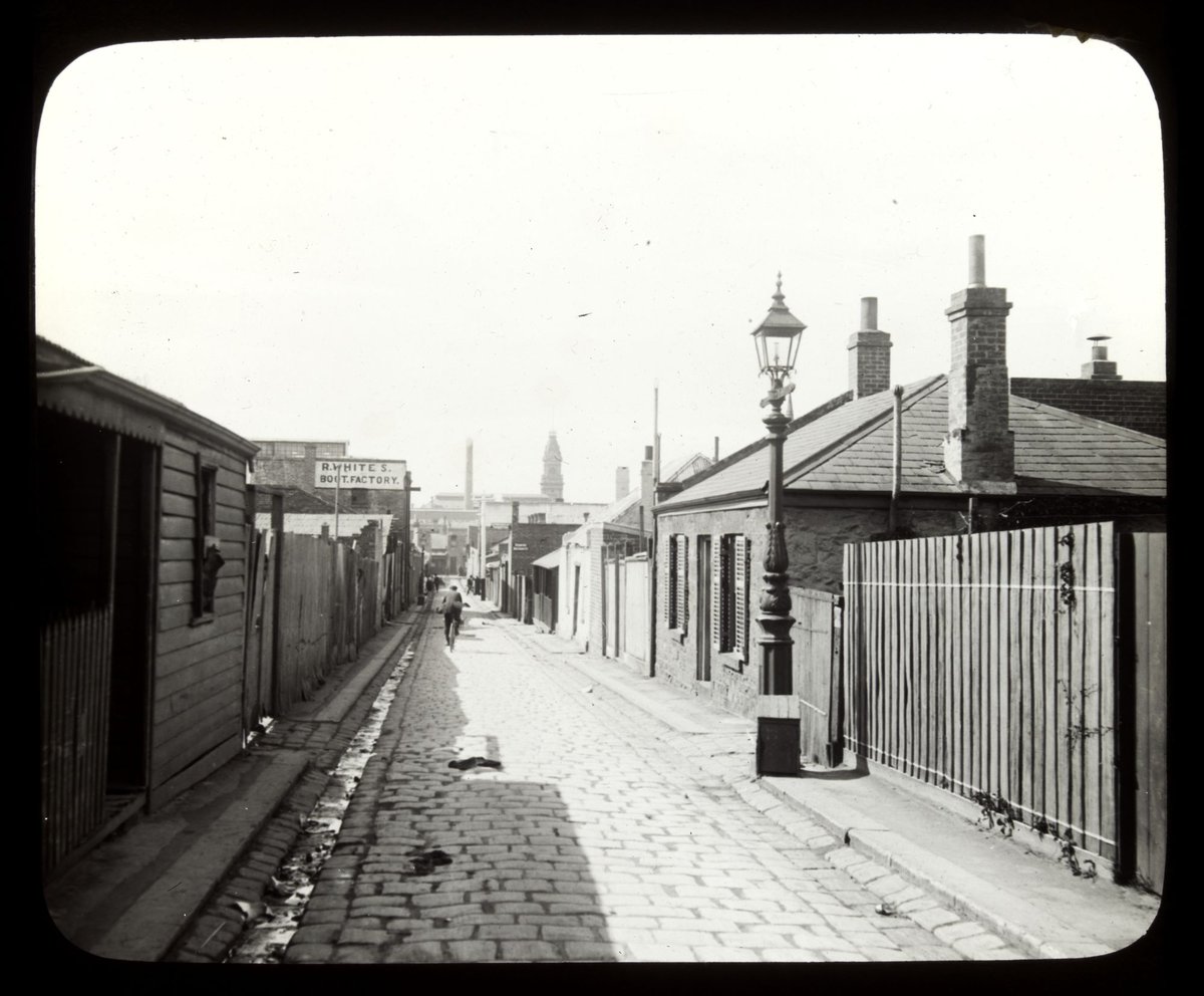 Little Napier Street, Fitzroy, looking north (1900–13)