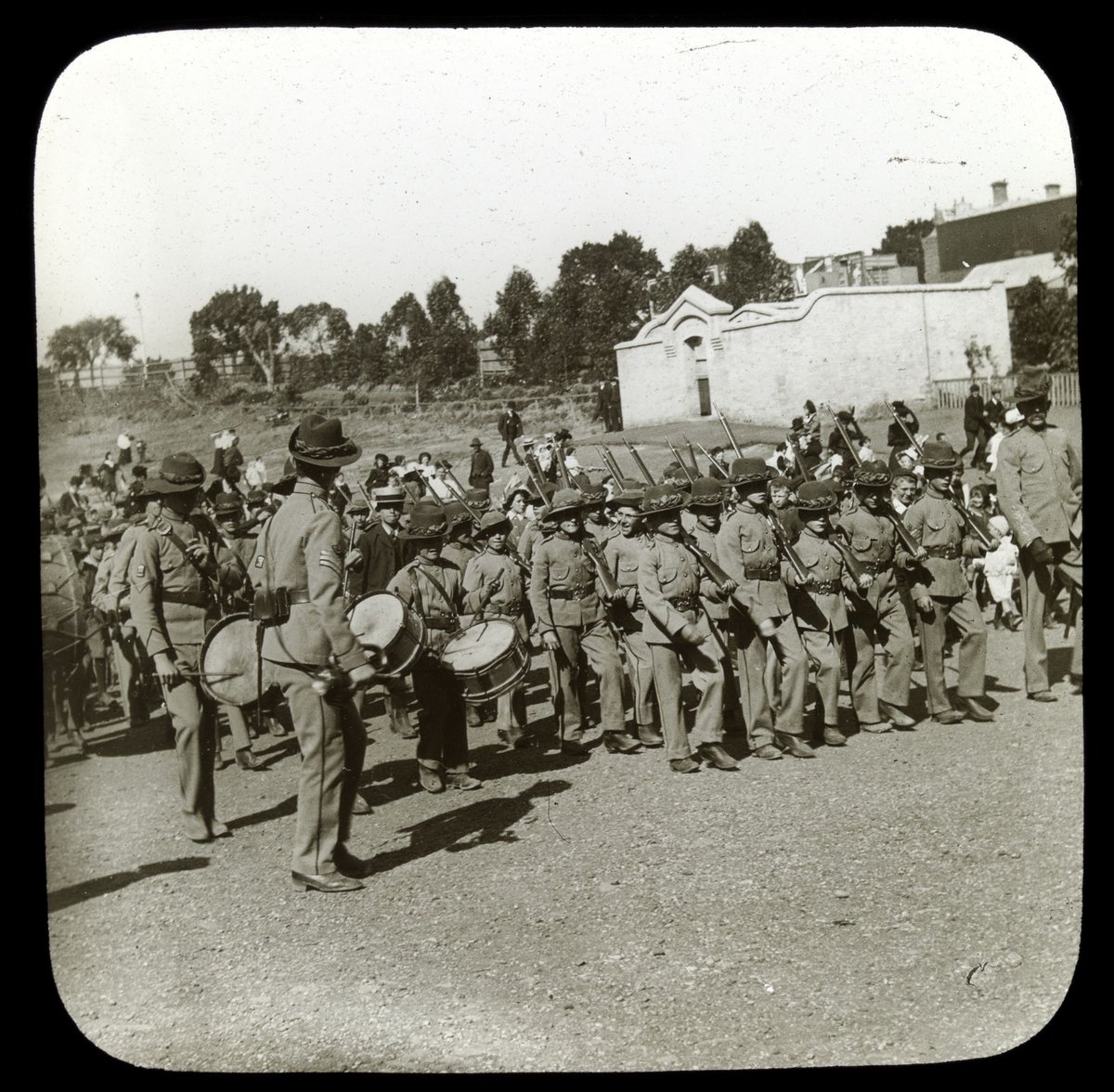 Soldiers and a band assembling in Melbourne (1906–14)