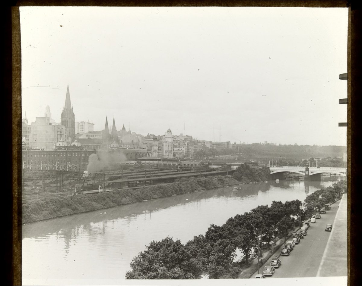 Melbourne, looking east toward Princes Bridge from Yarra bank, Melbourne City (1910–30)