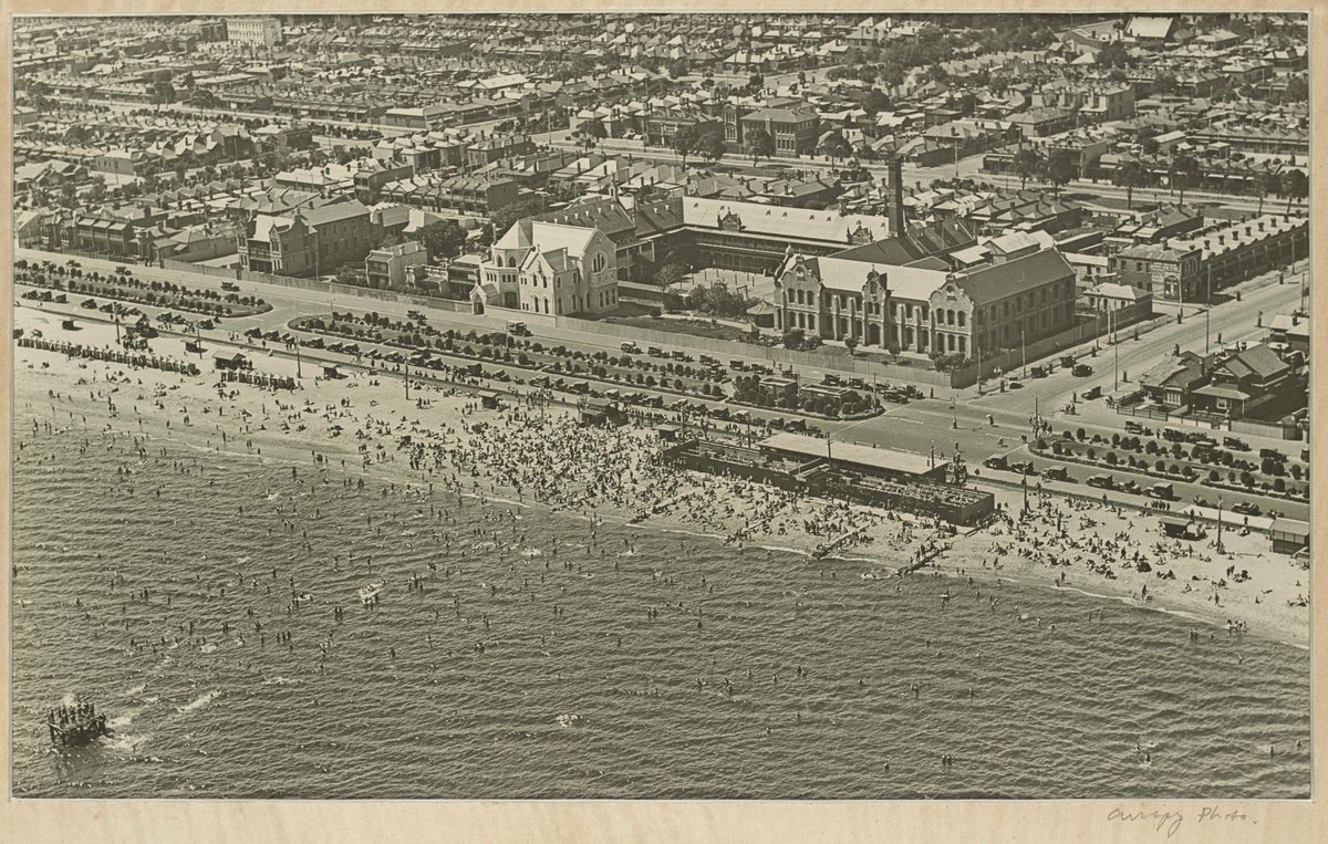 Aerial view of Beaconsfield Parade, South Melbourne (1930–40)