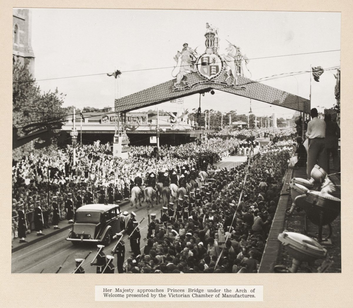 Her Majesty approaches Princes Bridge under the Arch of Welcome presentd by the Victorian Chamber of Manufactures, Melbourne City (1954)