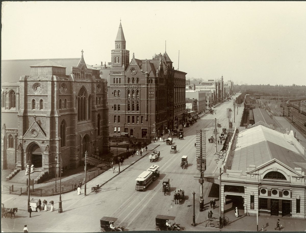 Flinders Street looking east from Swanston Street, Melbourne City (1913–14)