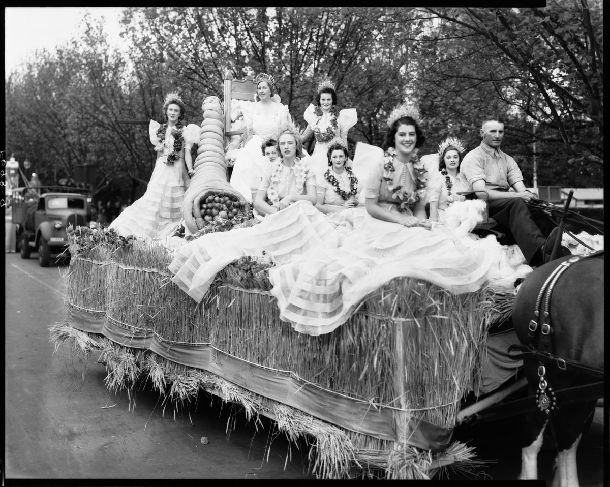 Horse-pulled float, Queen Carnival Procession, Melbourne (1941)