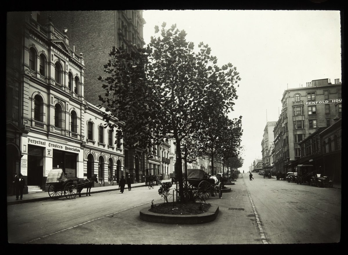 Queen Street [Melbourne] looking South, Melbourne City (c. 1910)