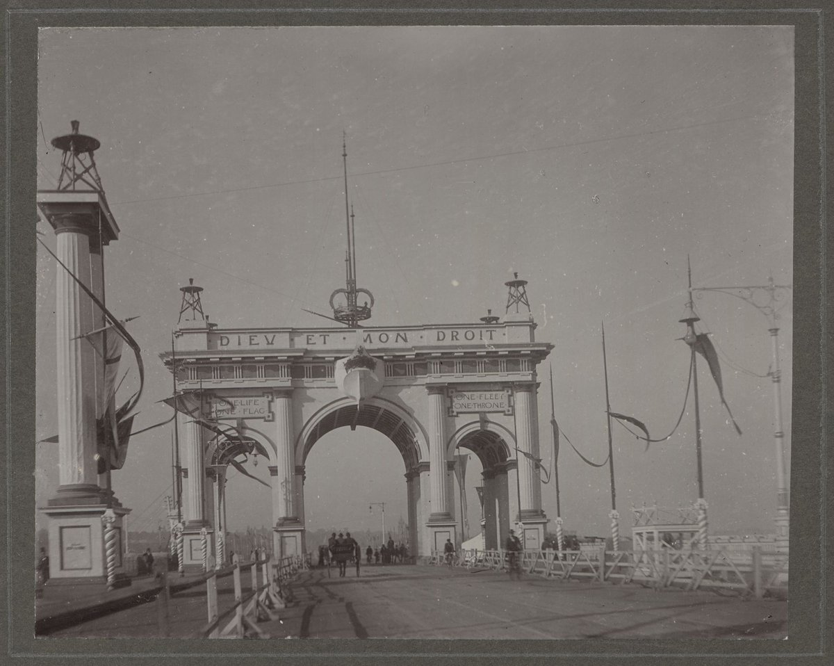 Decorations in Melbourne streets celebrating the visit of the Duke and Duchess of Cornwall and York (1901)