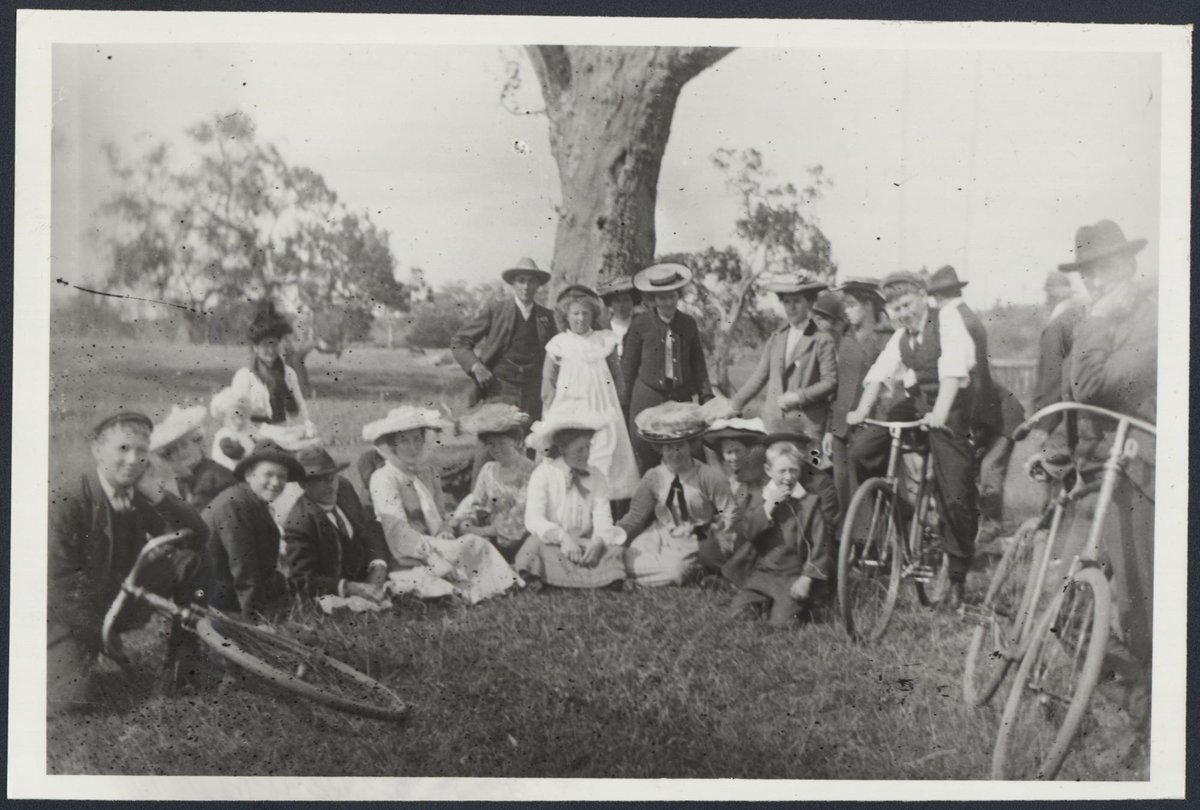Collection of images of unidentified people and places, in Melbourne and possibly around the Warrnambool area (1984?)