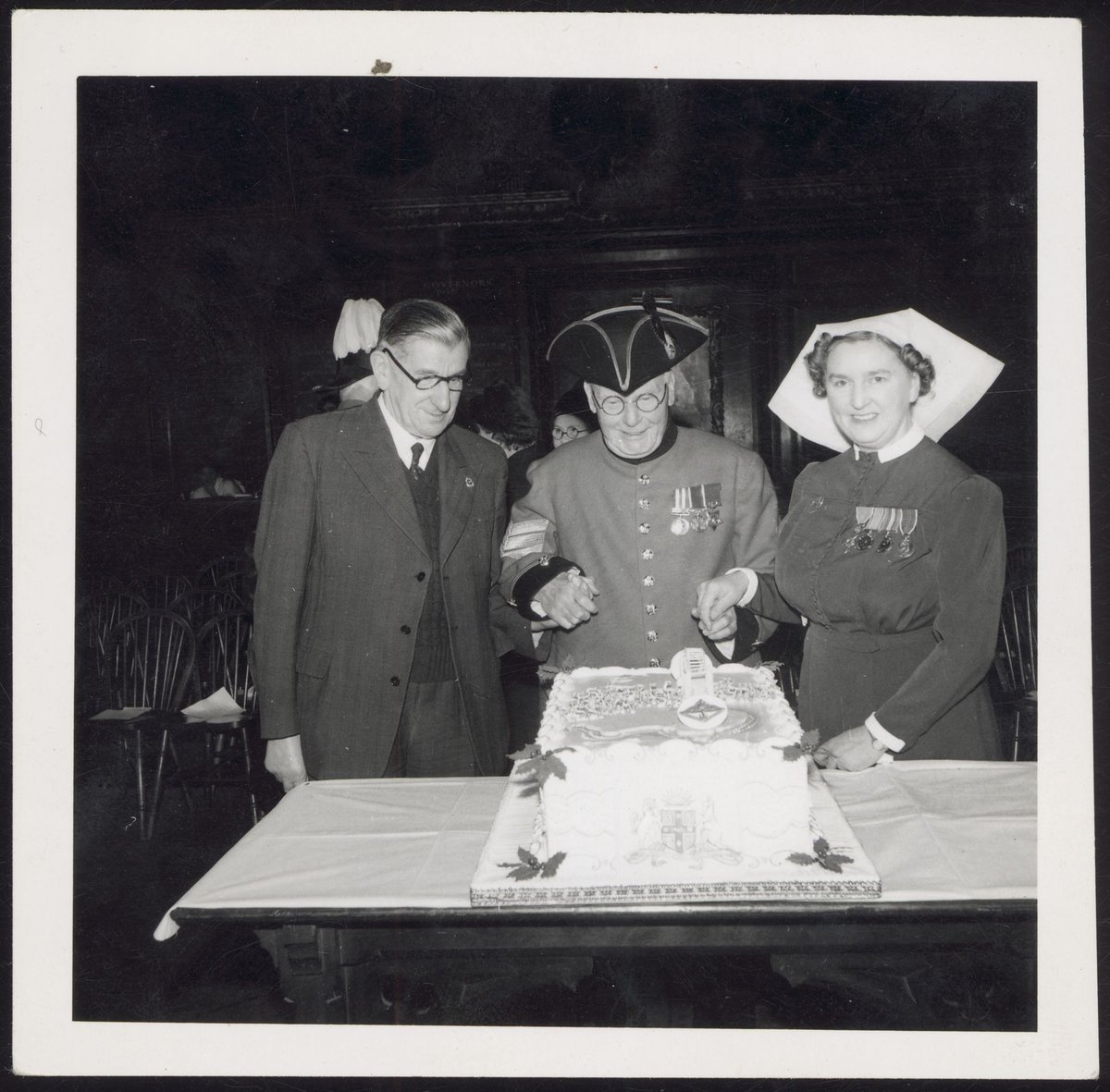 Anzac cake given to Chelsea Pensioners (1940s)