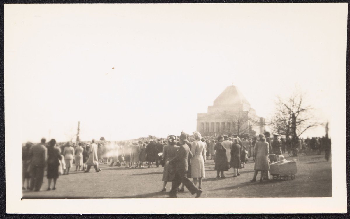Crowds at the Shrine of Remembrance, Melbourne, Melbourne City (1934–40)