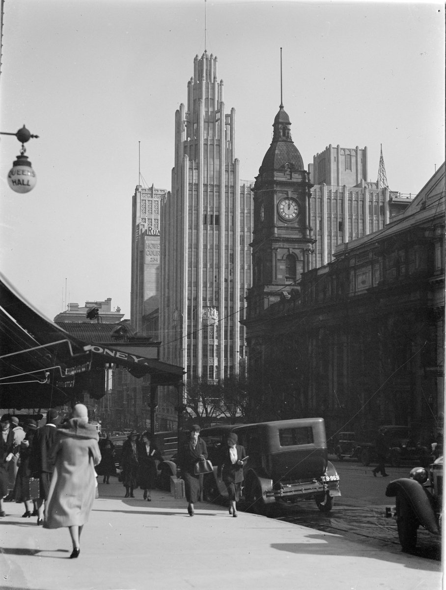 Collins Street, looking north west from Russell Street intersection, shows Manchester Unity building, Melbourne City (1914–33)
