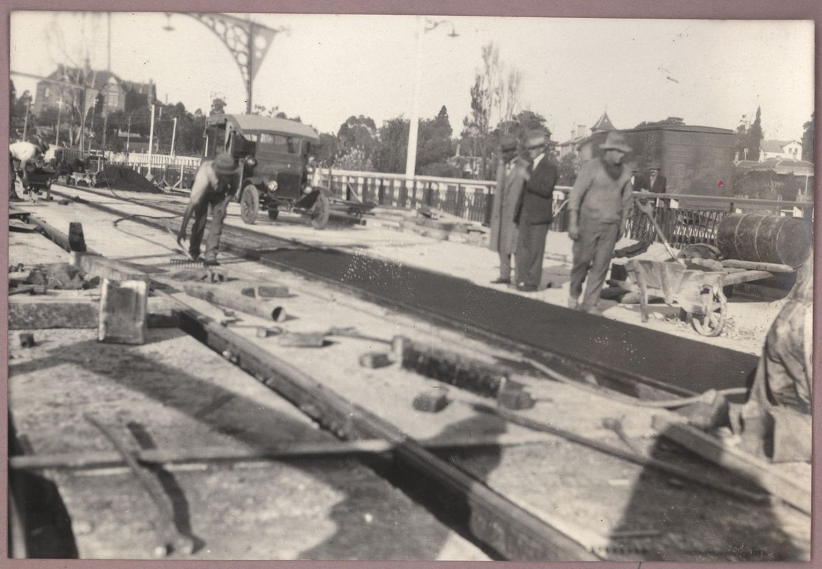 Reconditioning Hawthorn bridge - deck (1930)