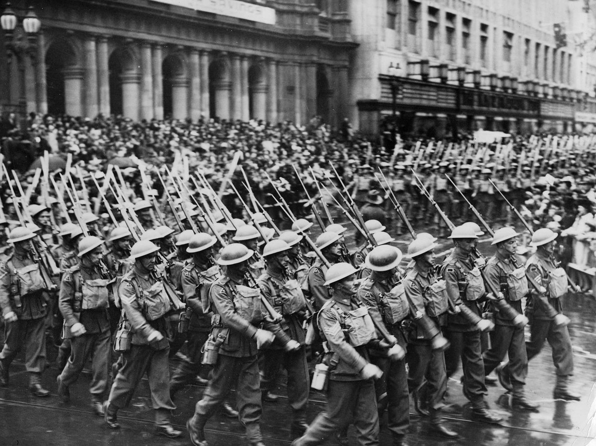 Australian Soldiers turn into Elizabeth Street during Empire Day March, Melbourne City (1938–44)