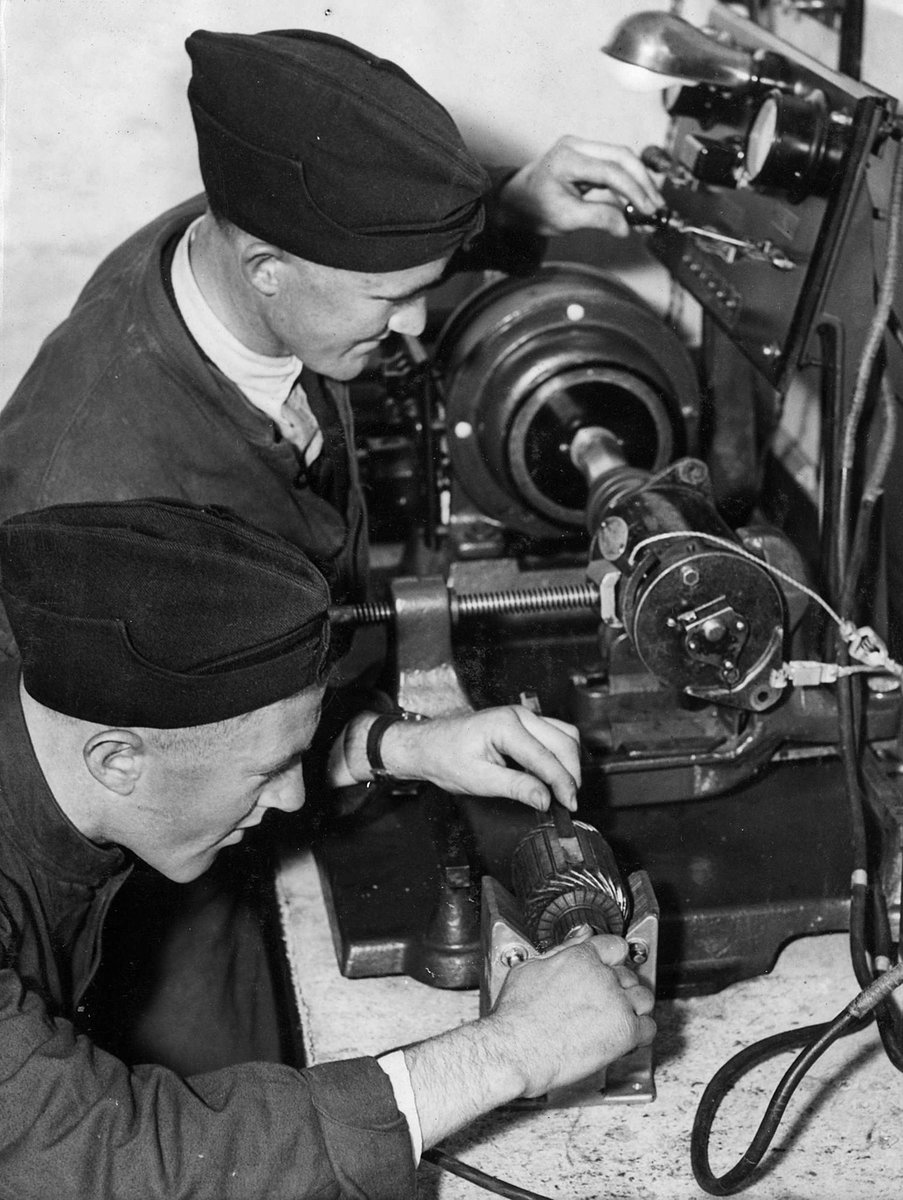 R.A.A.F. trainees at Melbourne Technical School (1937–43)