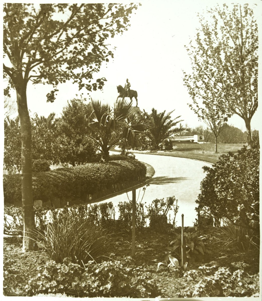 Statue of Marquess of Linlithgow, in gardens in Melbourne (1880–1938)