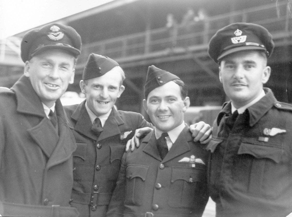 Men of the R.A.A.F. on their return to Melbourne, Brighton (1945)