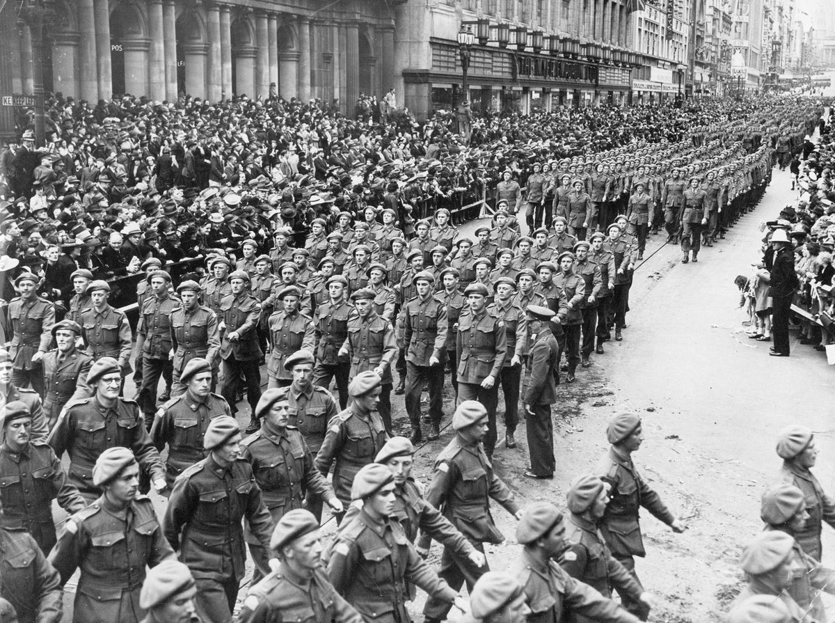 Armoured Division troops in parades on Melbourne streets, Melbourne City (1940–45)
