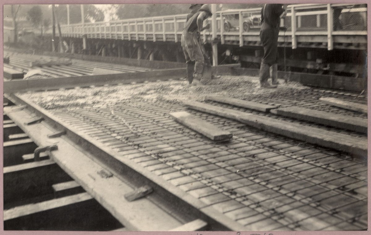 Reconditioning Hawthorn bridge - deck (1930)