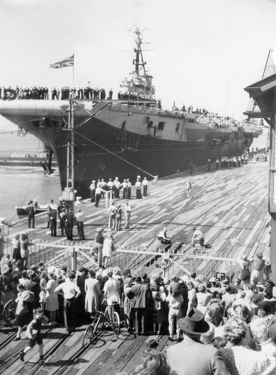 Visit by British aircraft carrier H.M.S. Glory to Melbourne, 1946